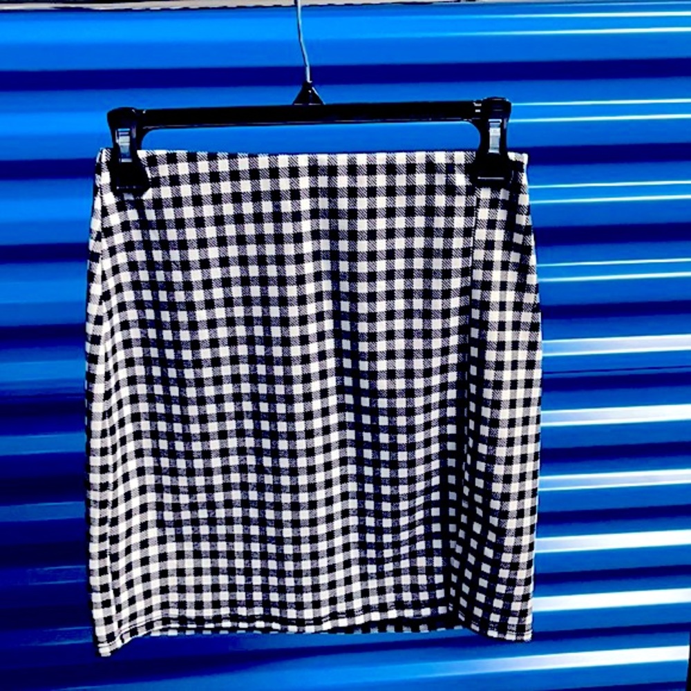 🍒 BOGO 🍒 Black & White Checkered A line Stretchy Mini Skirt w/ slit - Picture 5 of 7